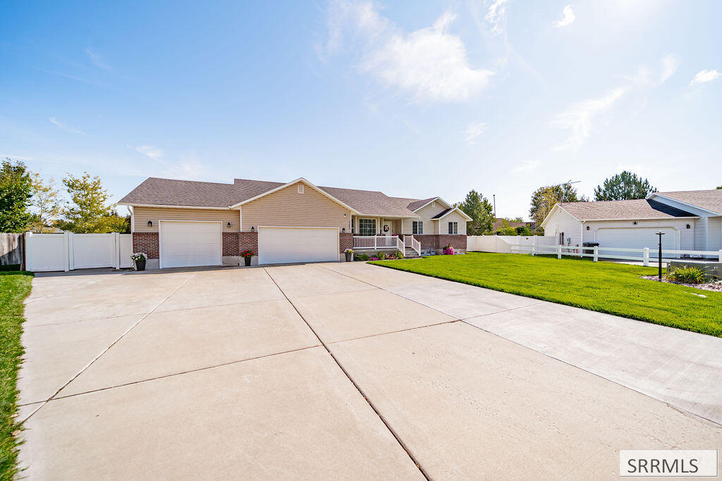 1365 Amaya Circle Property Photo 3