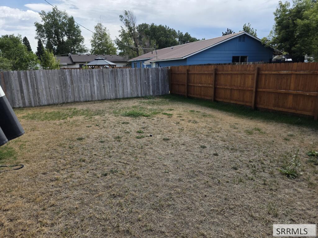 660 S 2nd E Property Photo 28