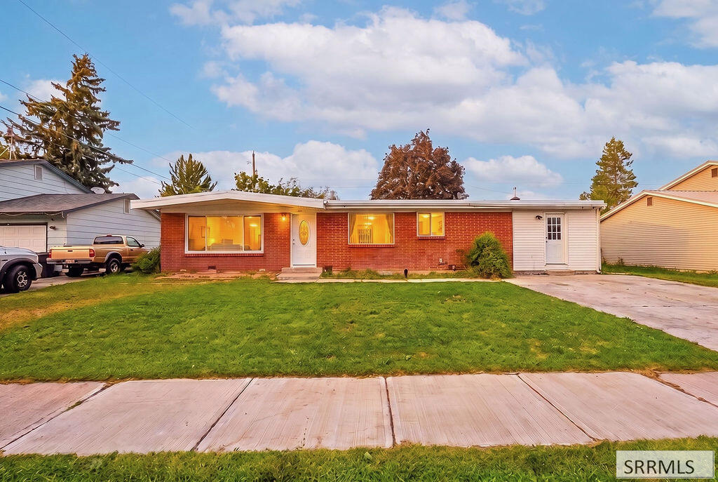 2161 E John Adams Parkway