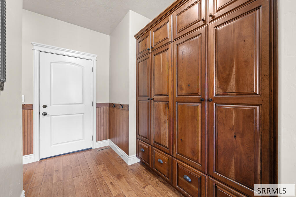 3430 E Greenwillow Lane Property Photo 9