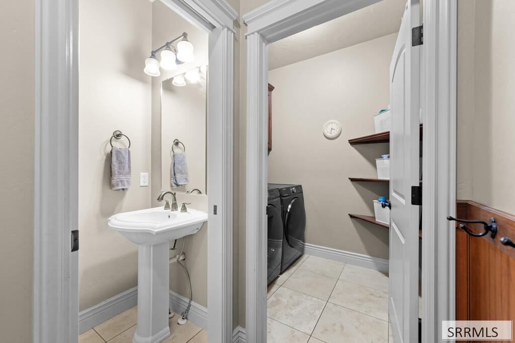 3430 E Greenwillow Lane Property Photo 10