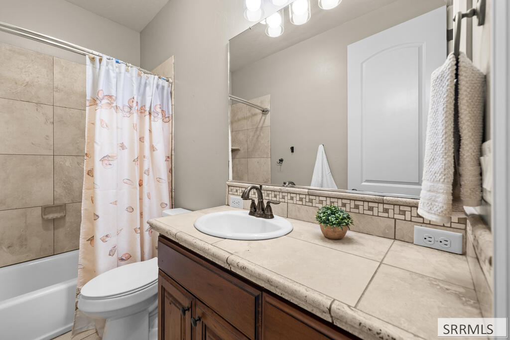 3430 E Greenwillow Lane Property Photo 14