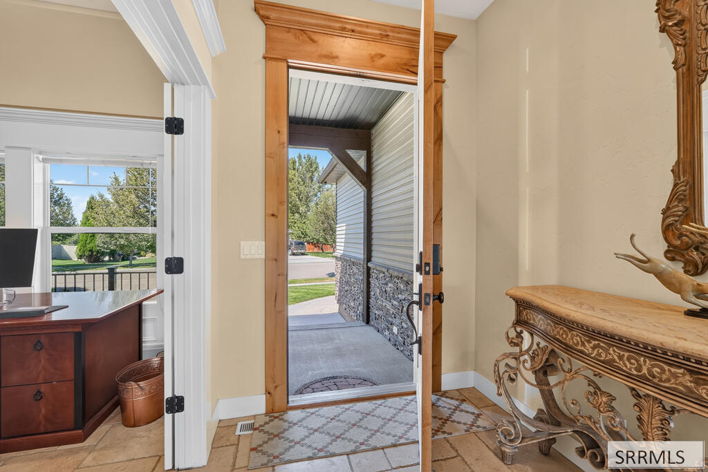 1408 Stoneridge Drive Property Photo 4