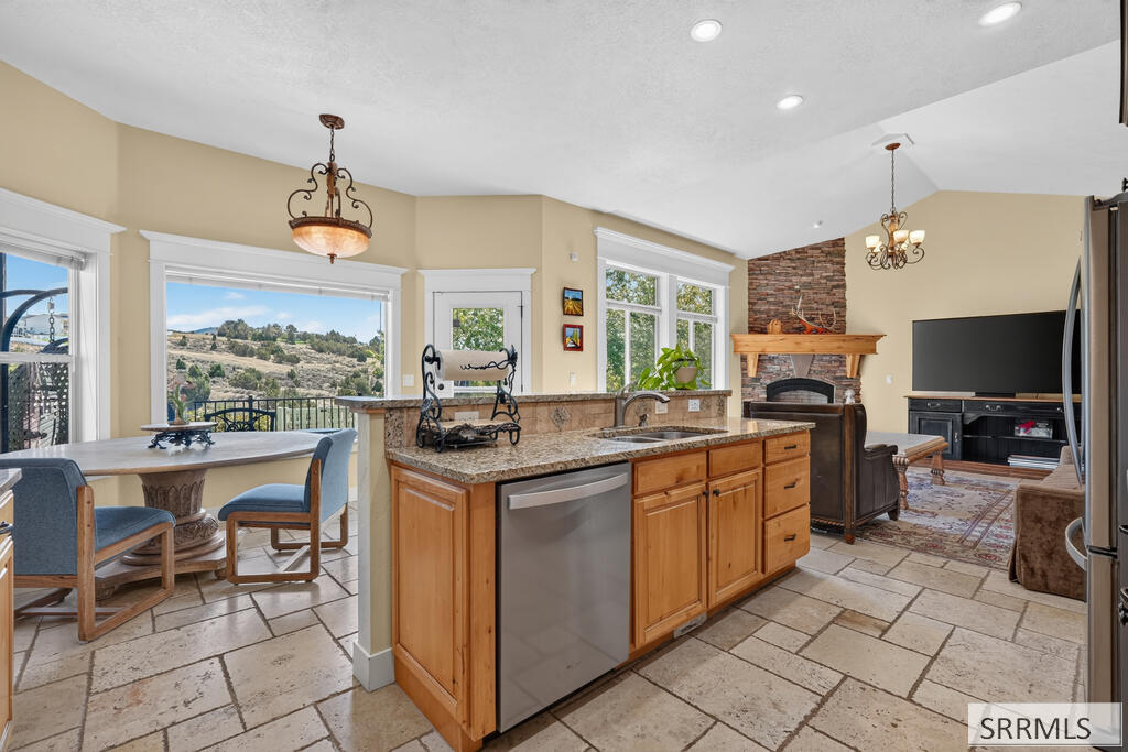 1408 Stoneridge Drive Property Photo 8