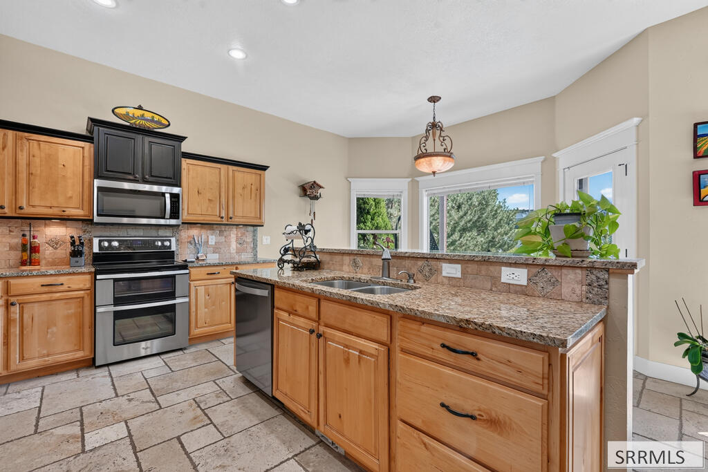 1408 Stoneridge Drive Property Photo 9