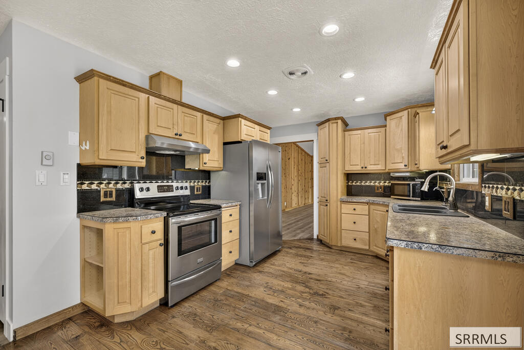 2334 E 1st Street Property Photo 8