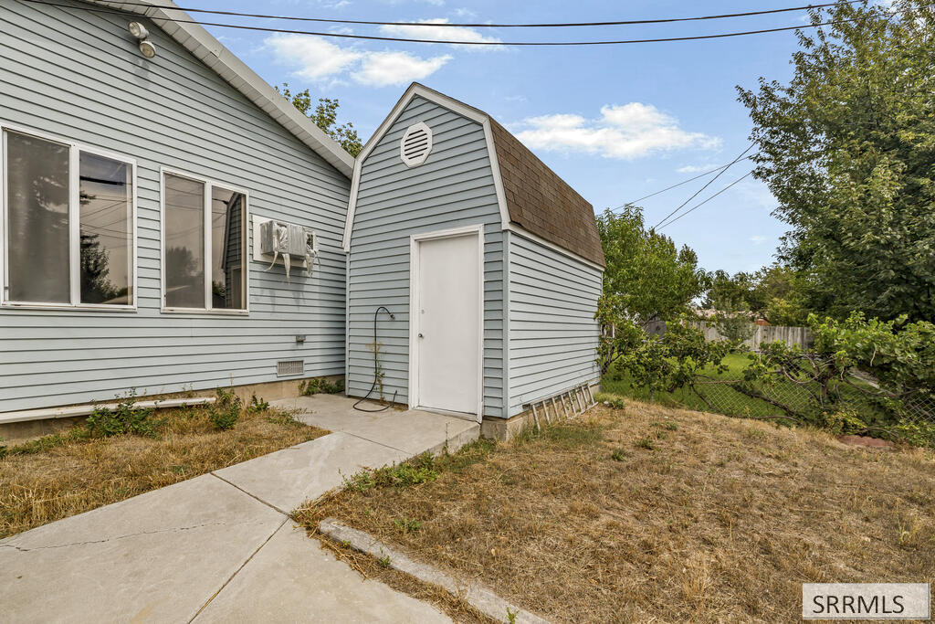 2334 E 1st Street Property Photo 37