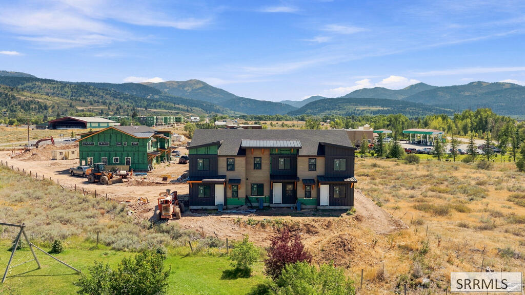 287 S Agate # E2 Property Photo 2