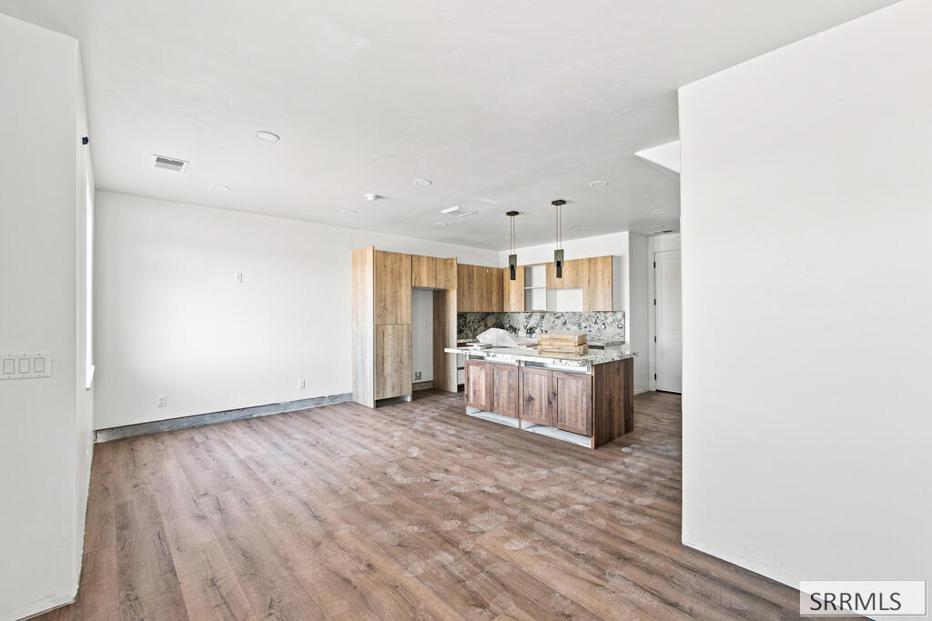 287 S Agate # E2 Property Photo 3