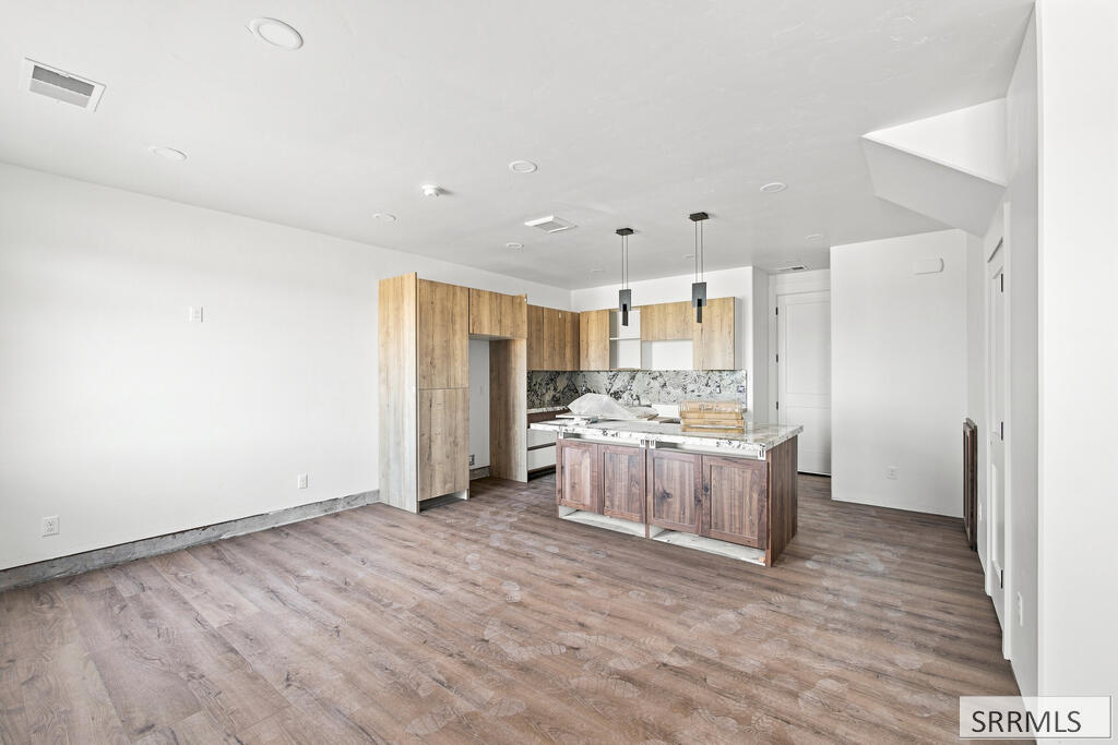 287 S Agate # E2 Property Photo 4