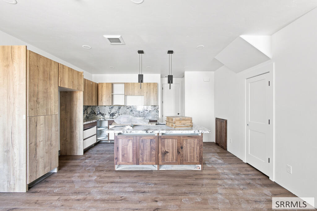 287 S Agate # E2 Property Photo 5