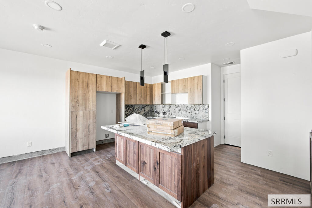 287 S Agate # E2 Property Photo 6