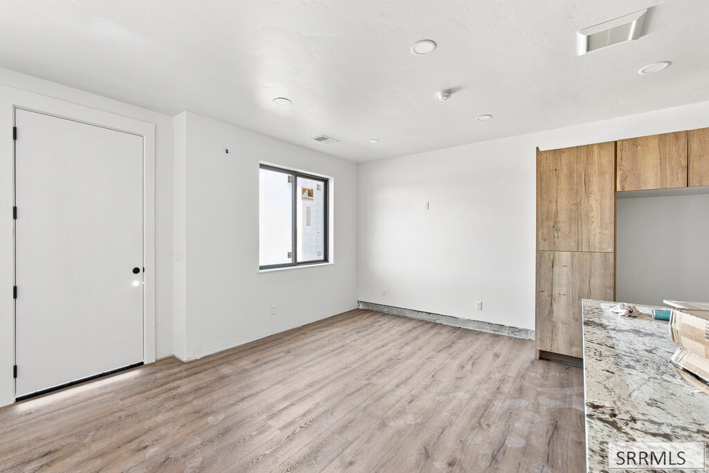 287 S Agate # E2 Property Photo 7