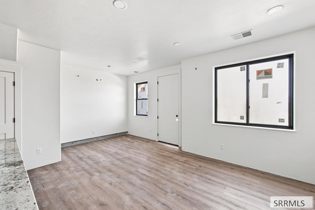 287 S Agate # E2 Property Photo 8