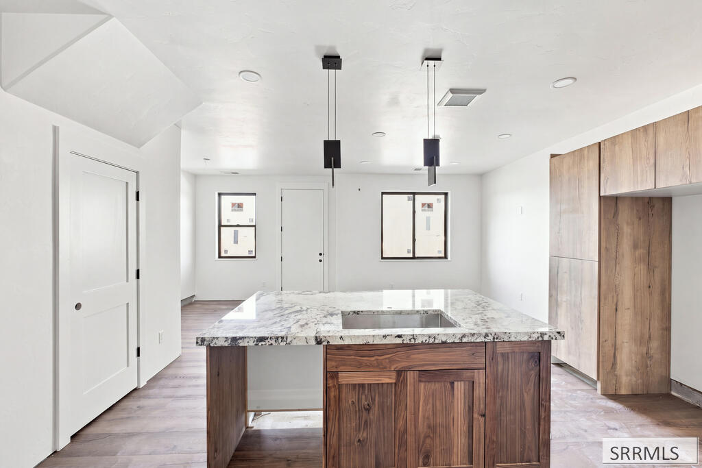 287 S Agate # E2 Property Photo 9