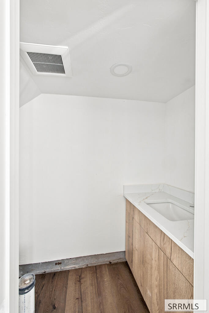 287 S Agate # E2 Property Photo 10