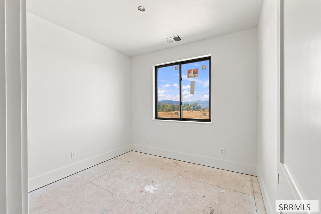 287 S Agate # E2 Property Photo 11