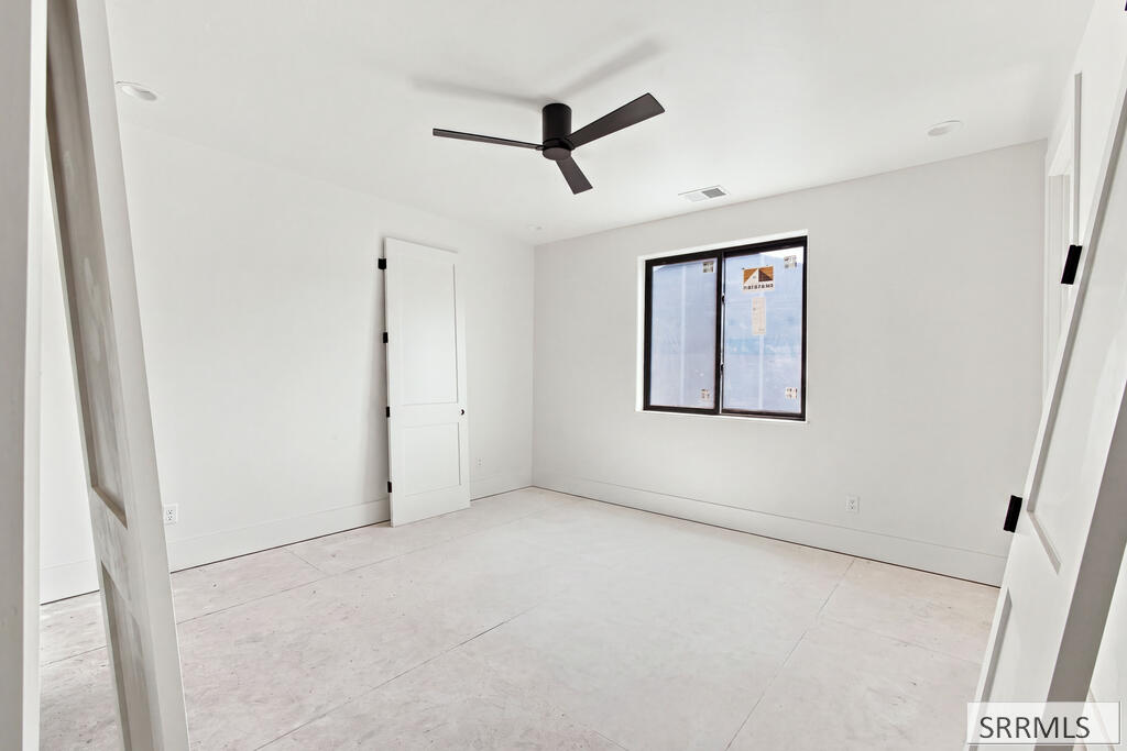 287 S Agate # E2 Property Photo 13