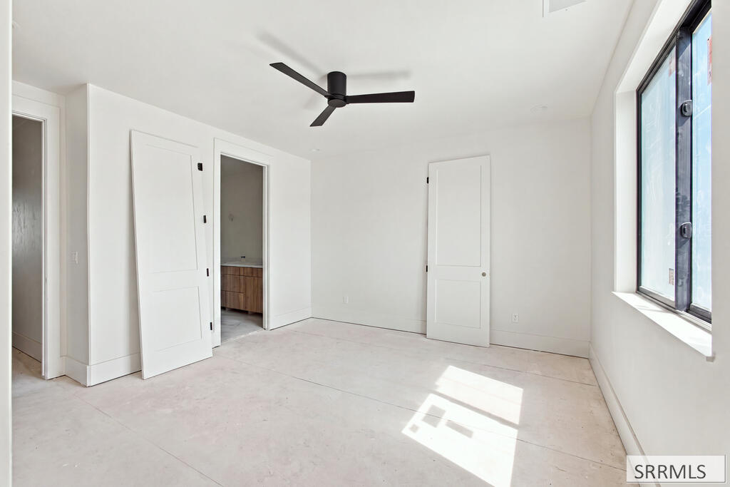 287 S Agate # E2 Property Photo 14