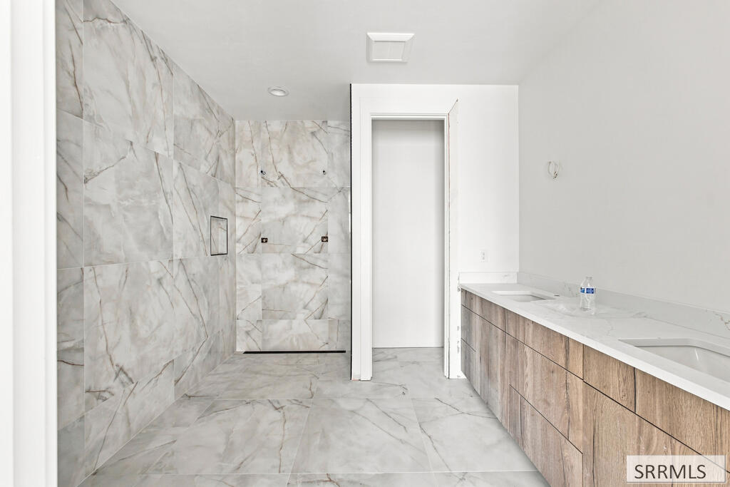 287 S Agate # E2 Property Photo 16