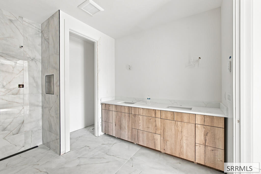 287 S Agate # E2 Property Photo 17