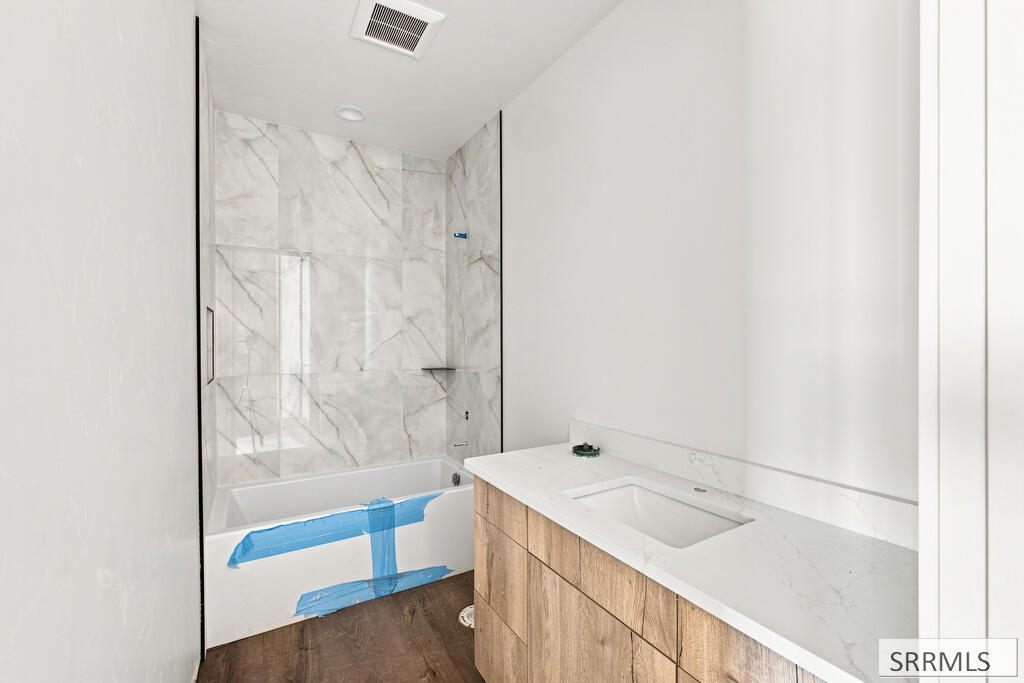 287 S Agate # E2 Property Photo 20