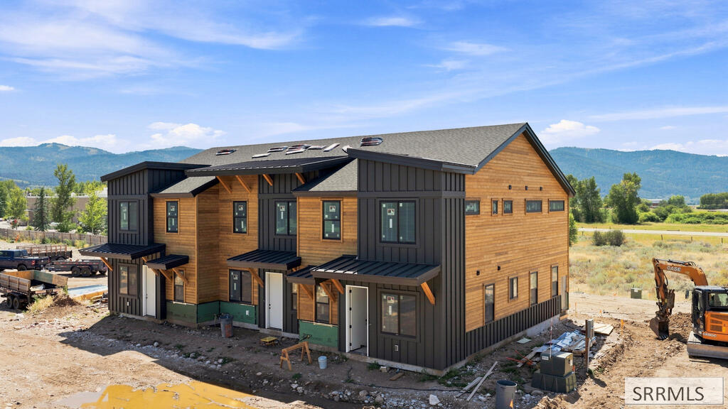 287 S Agate # F1 Property Photo 1
