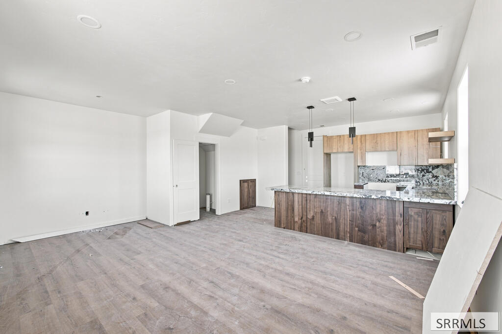 287 S Agate # F1 Property Photo 2