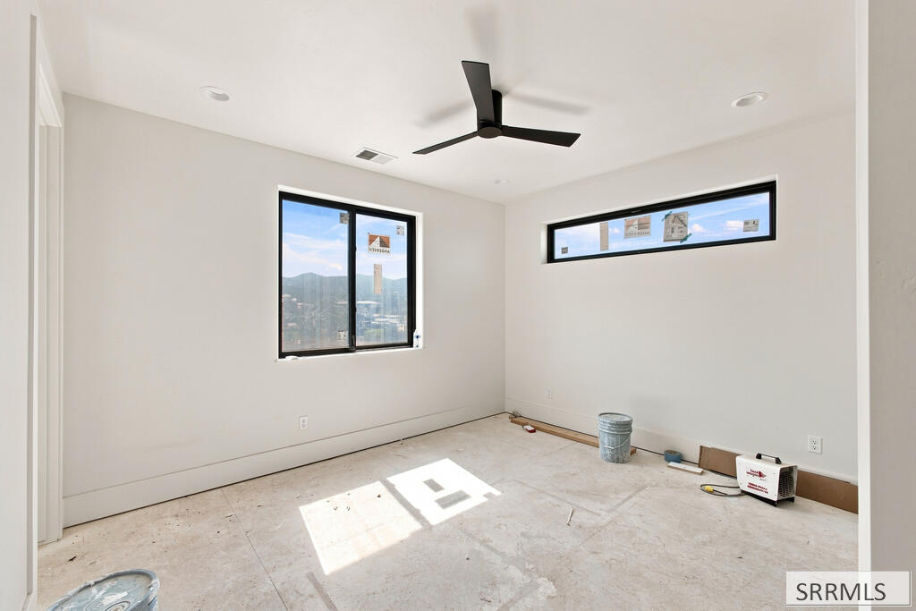 287 S Agate # F1 Property Photo 13