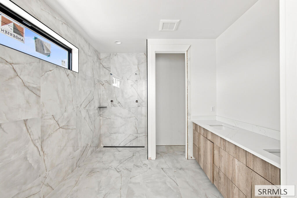 287 S Agate # F1 Property Photo 15