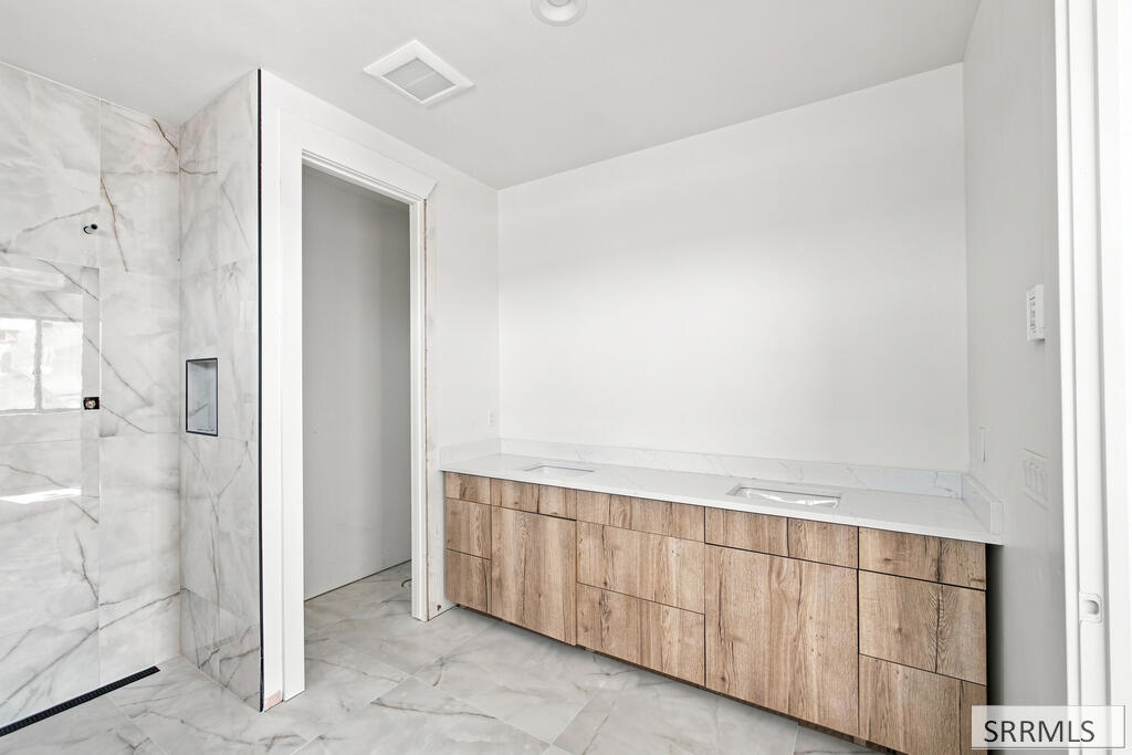 287 S Agate # F1 Property Photo 16