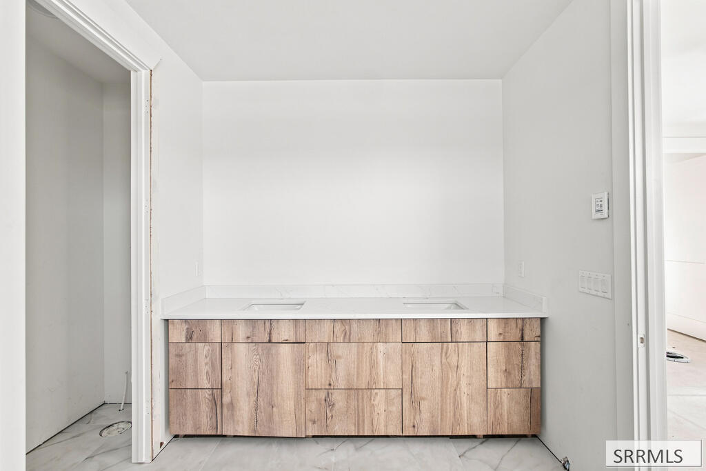287 S Agate # F1 Property Photo 17