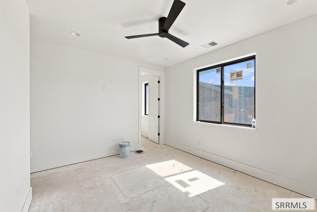287 S Agate # F1 Property Photo 18