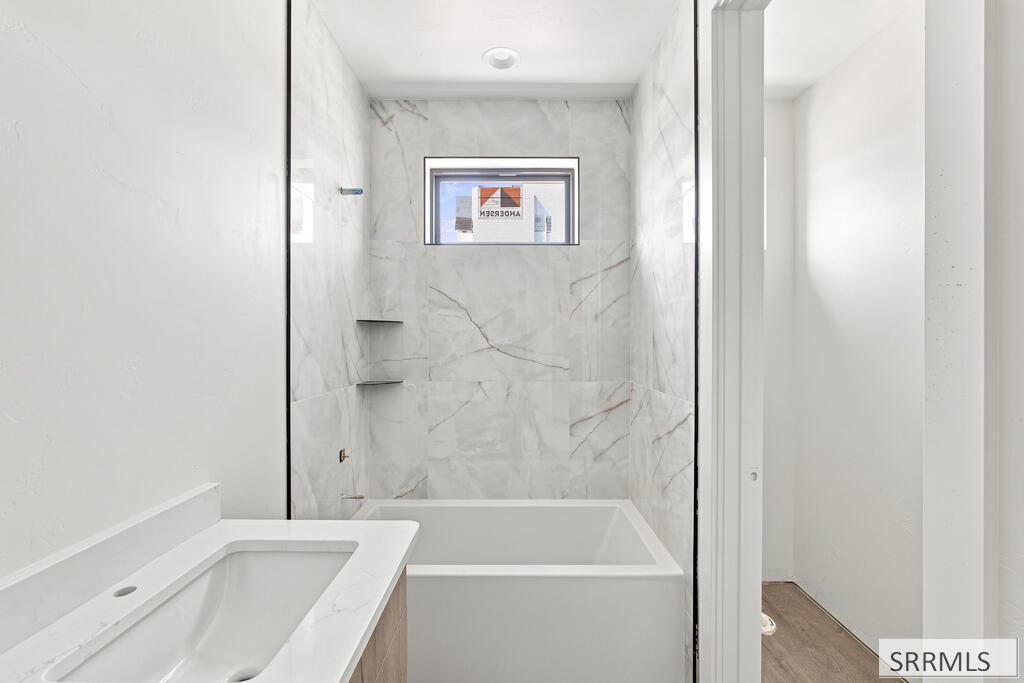 287 S Agate # F1 Property Photo 22