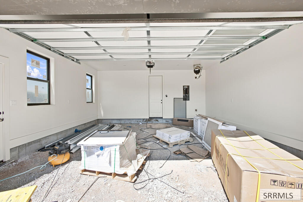 287 S Agate # F1 Property Photo 23