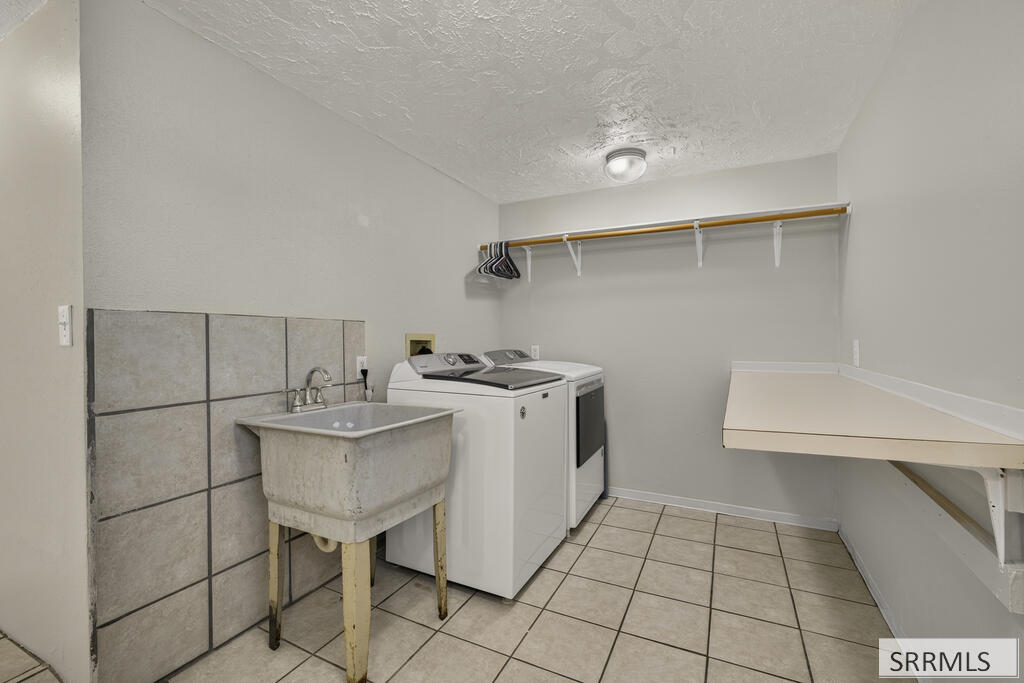 455 N 1800 E Property Photo 23
