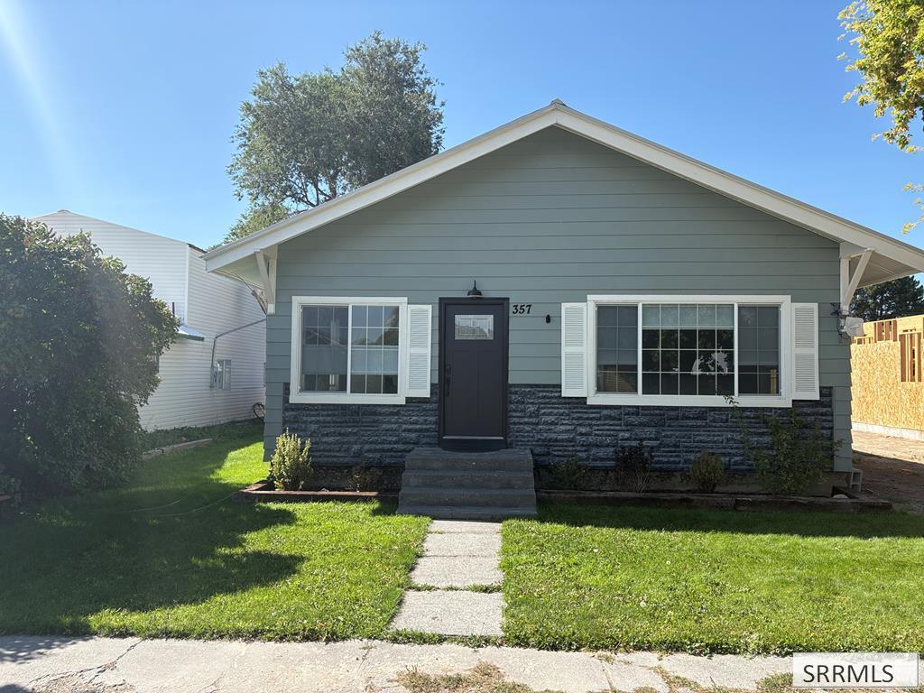 357 1st W Property Photo 1