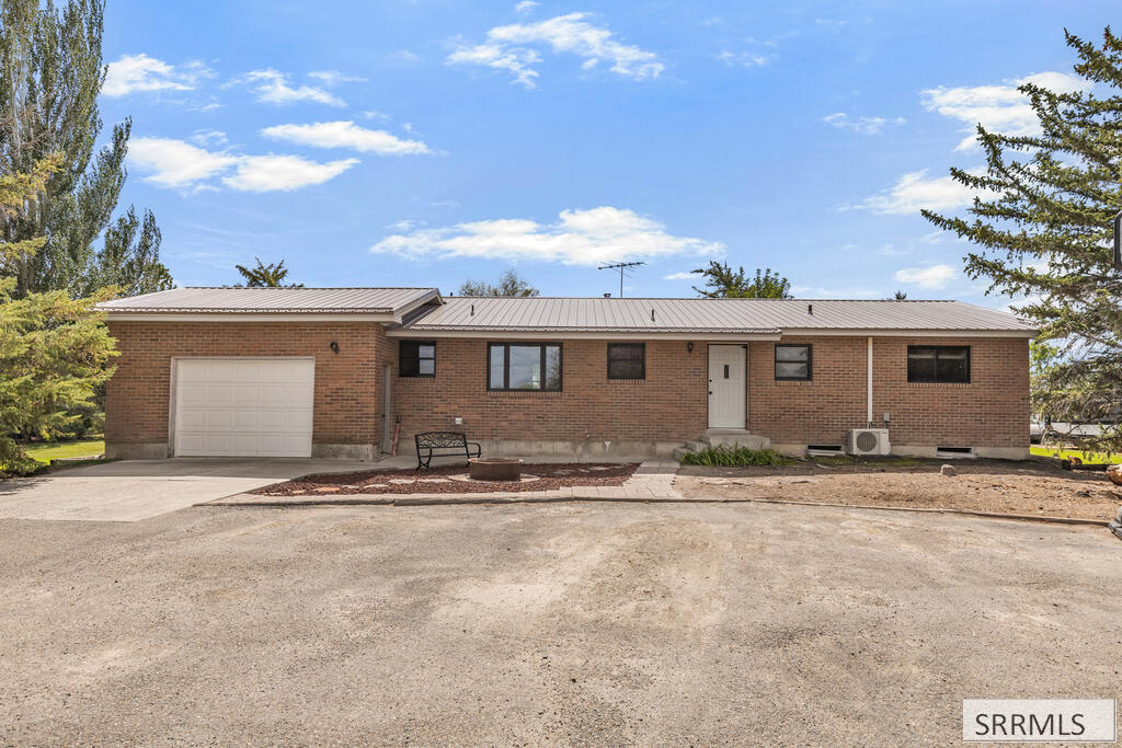 568 E 2200 N Property Photo 1