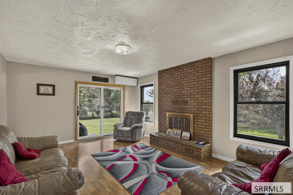 568 E 2200 N Property Photo 6