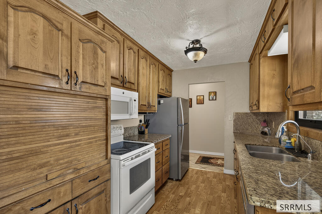 568 E 2200 N Property Photo 9