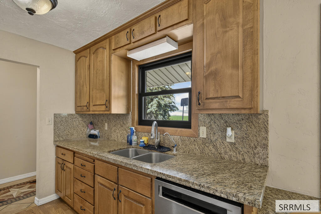 568 E 2200 N Property Photo 10