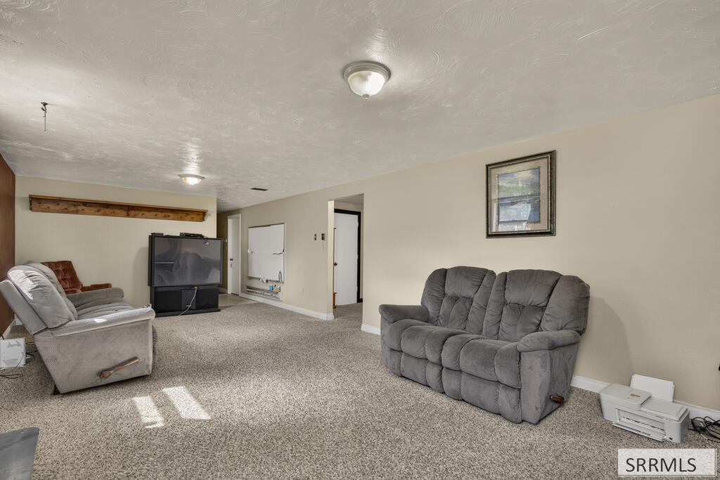 568 E 2200 N Property Photo 17