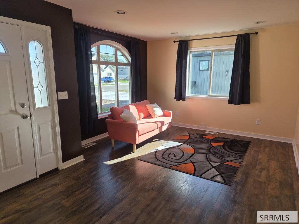 1069 Harris Loop Property Photo 4