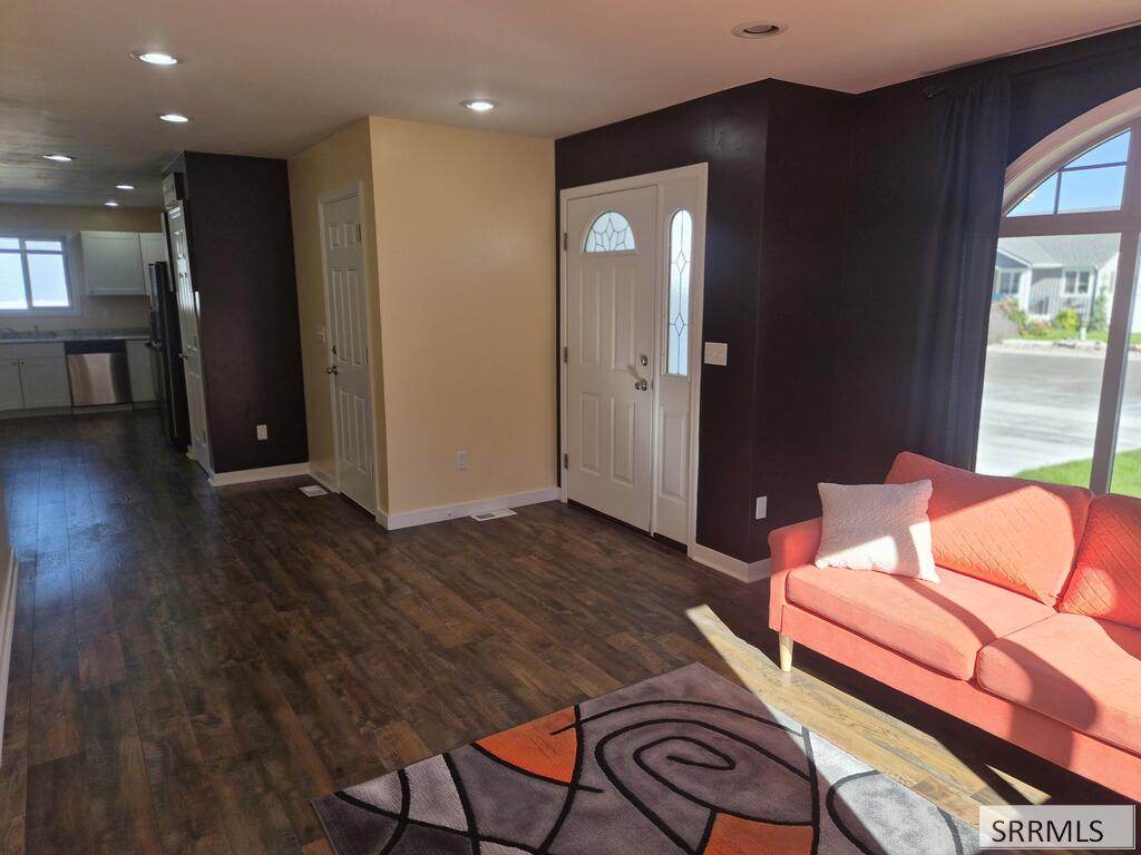 1069 Harris Loop Property Photo 5