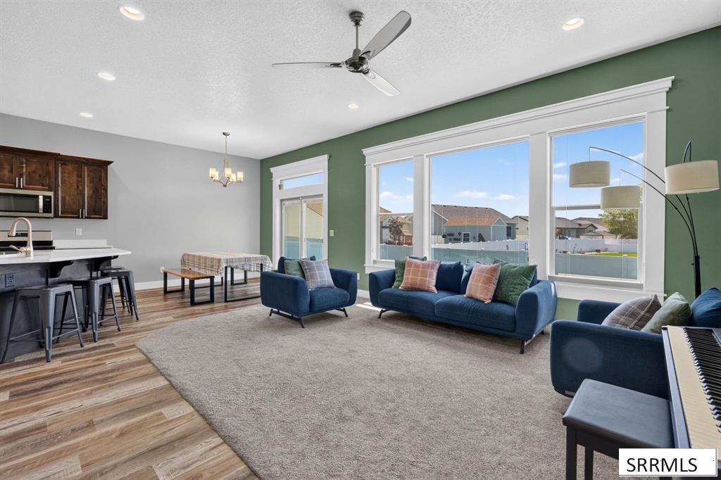 1561 Petersburg Property Photo 4