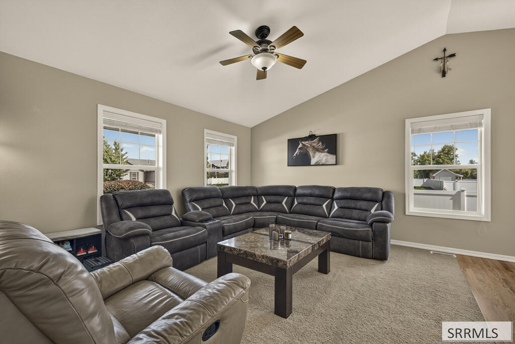 1640 Summer Way Property Photo 7