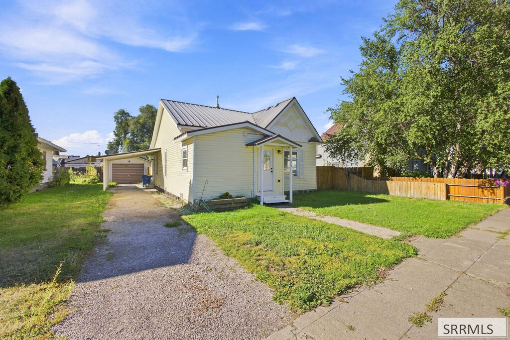 238 W 1st N Property Photo 3