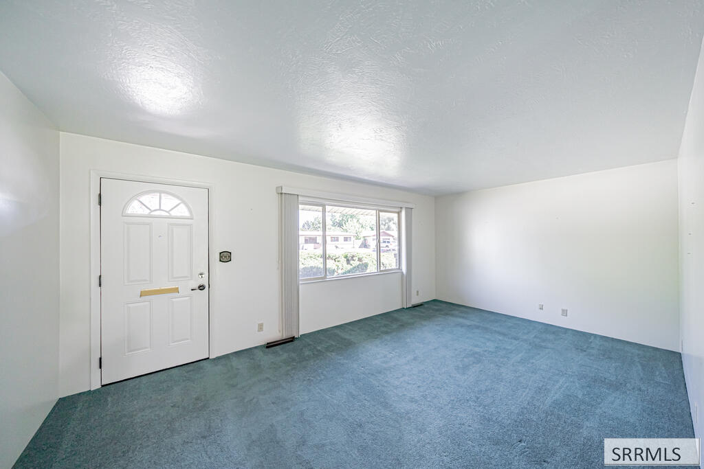 499 Valley Drive Property Photo 5
