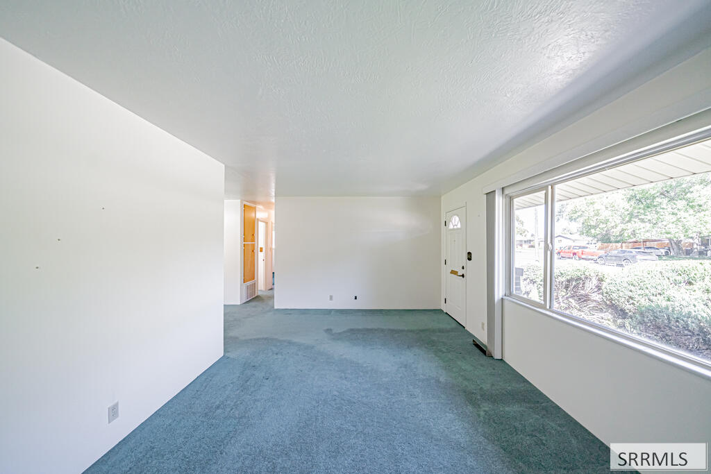 499 Valley Drive Property Photo 8