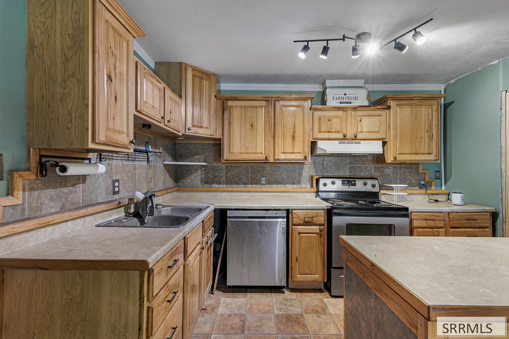 855 E 1100 N Property Photo 11